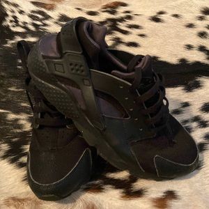 All black Nike huarache sneakers